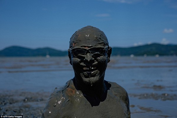 Đến Brazil xem lễ hội tắm bùn độc đáo 12